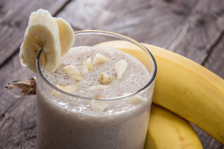 Frullato di banana e biscotti per i bambini