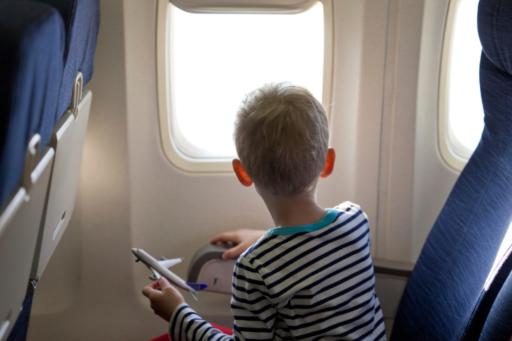 Bambini in aereo, i consigli per un volo perfetto