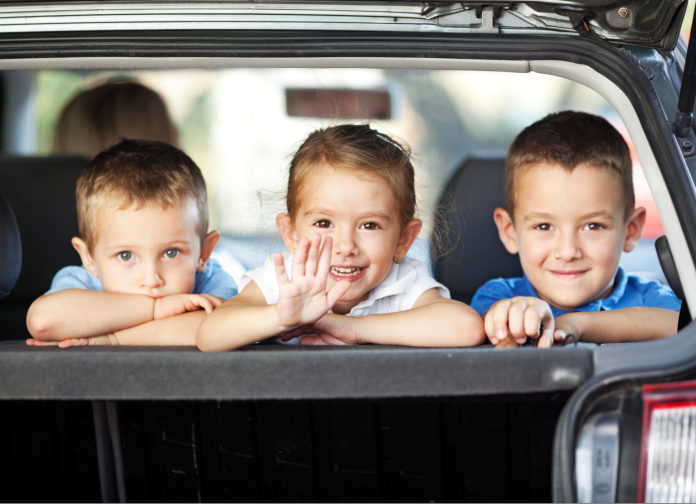 Le norme di sicurezza dei bambini in auto