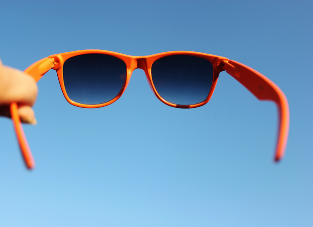 Come scegliere gli occhiali da sole per i bambini