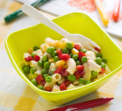 L'insalata di pasta per il pranzo sotto l'ombrellone dei bambini