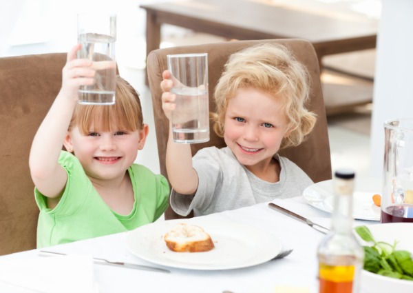 Idratazione, quanto devono bere i bambini?