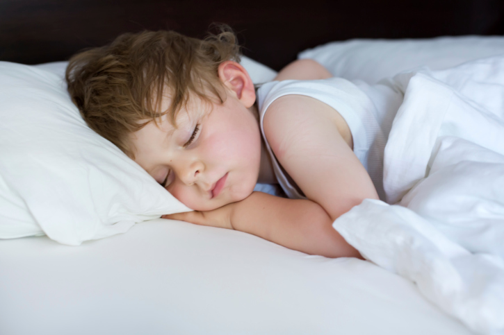 Come fare abituare il bambino a dormire da solo