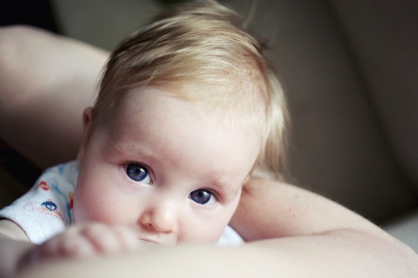 Neonatologi italiani: "Bisogna promuovere l’allattamento al seno non tra le mamme, ma tra i medici"