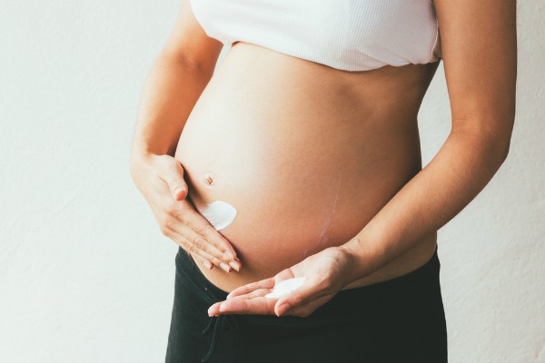 Pelle in gravidanza, come affrontare i cambiamenti della cute