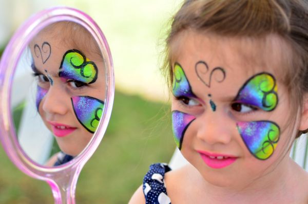 Bambina truccata per carnevale