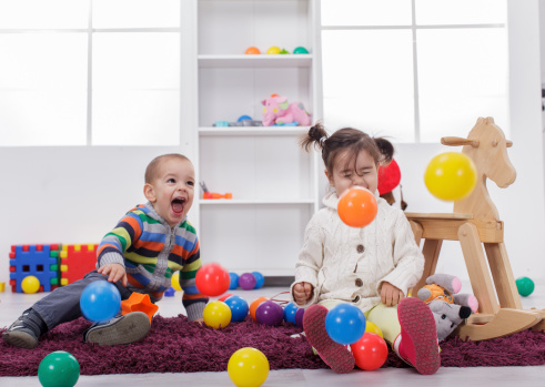 Bambini giocano per terra