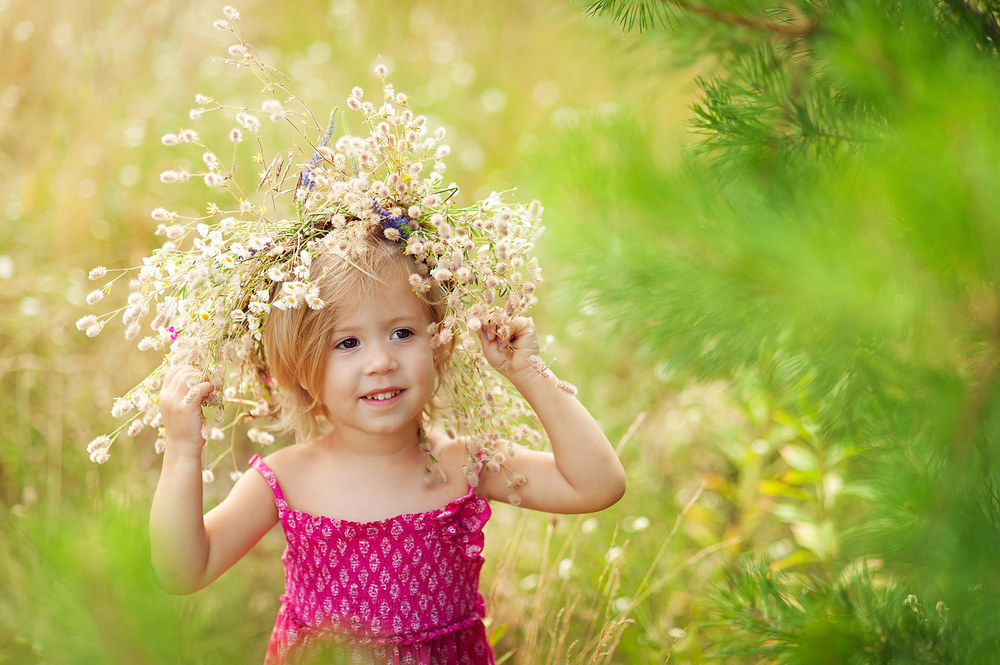 Bimba con corona di fiori