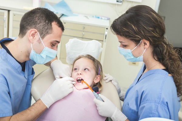 I consigli per tutelare la salute dei denti dei bambini