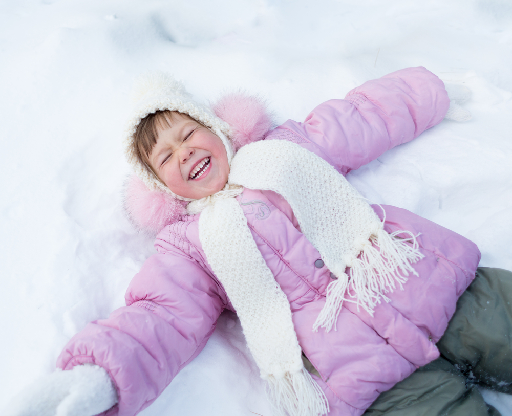 bimba in mezzo alla neve