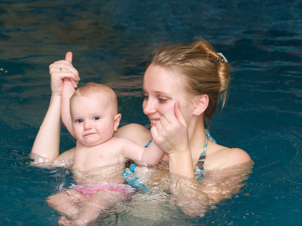 Neonato in acqua con la mamma