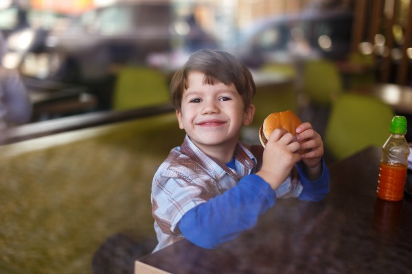 Dieta del bambino: il cibo spazzatura compromette lo sviluppo cerebrale