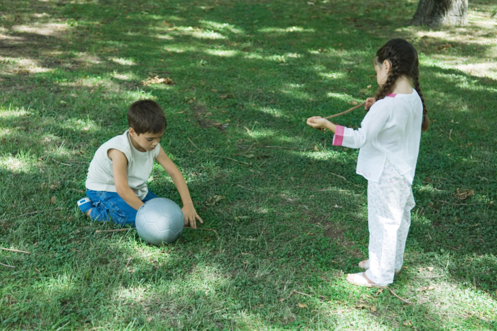 bambini giocano all’aperto