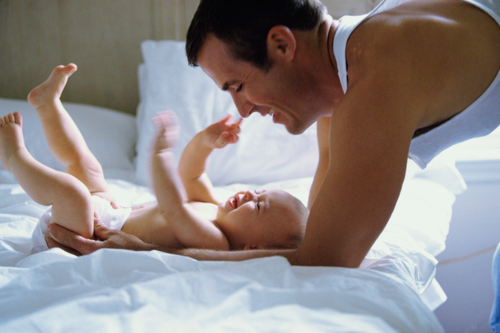 Spagna, il congedo di paternità diventa come il congedo di maternità