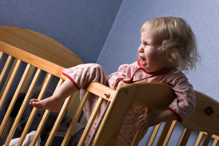 bambino piange nel lettino