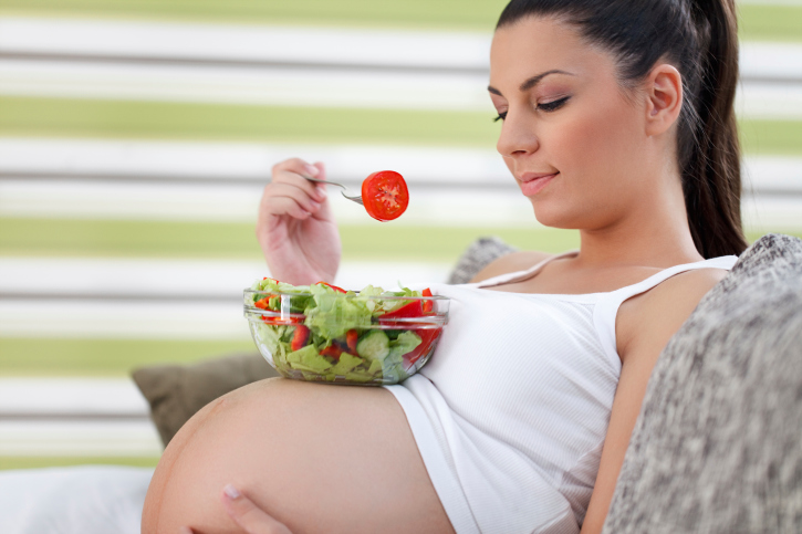 Donna incinta mangia insalata