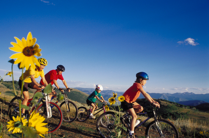 famiglia in bicicletta in montagna