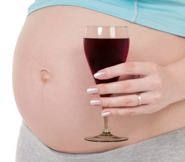 Alcol in gravidanza, il 50% delle mamme in attesa non rinuncia a bere