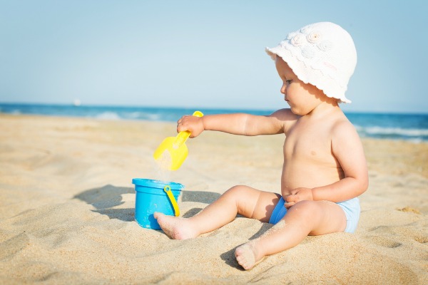 Bambini in spiaggia, come evitare le infezioni