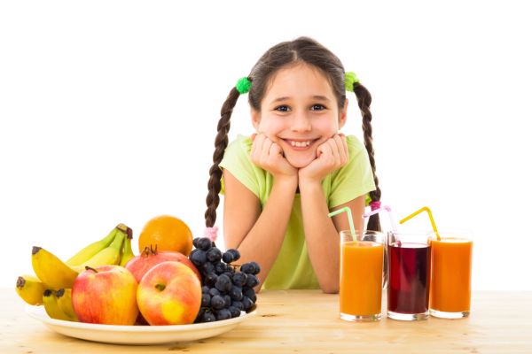 Bambina con succhi di frutta