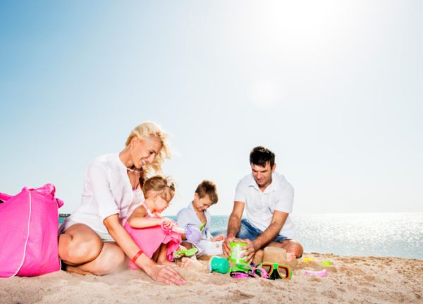 Famiglia in spiaggia con bambini