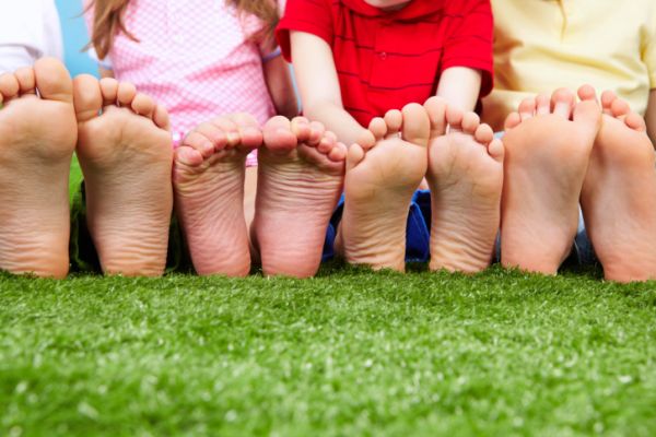 Camminare scalzi: benefici per i bambini