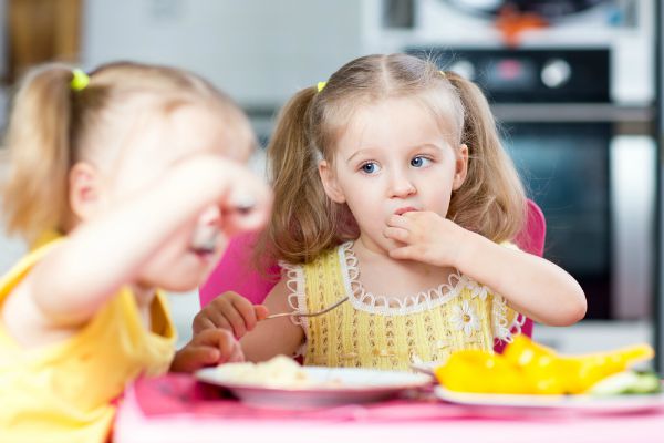 Allergie alimentari in estate nei bambini, quali sono i cibi cui prestare attenzione