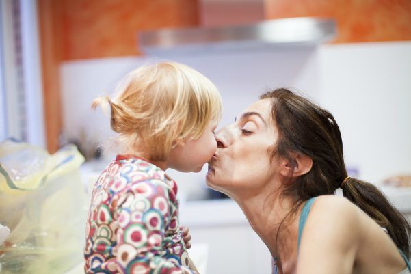 Baciare il bambino sulla bocca può non essere educativo