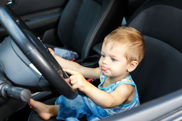 Mal d’auto nei bambini, quali sono i sintomi e come si previene