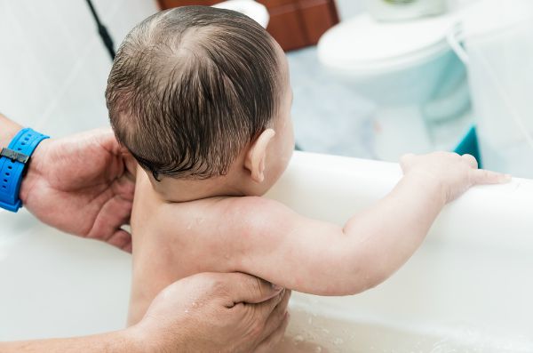 Come tenere il bambino durante il bagnetto