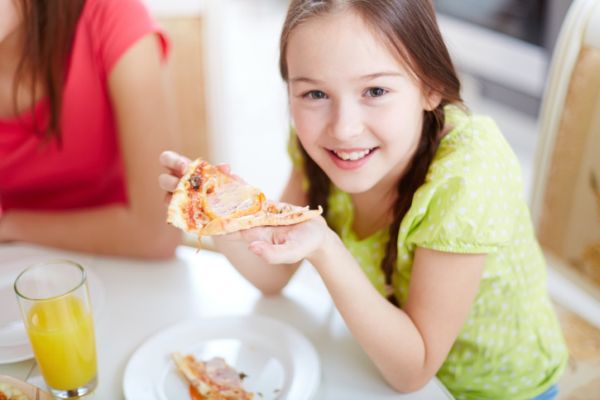 La pizza di riso senza glutine per bambini intolleranti