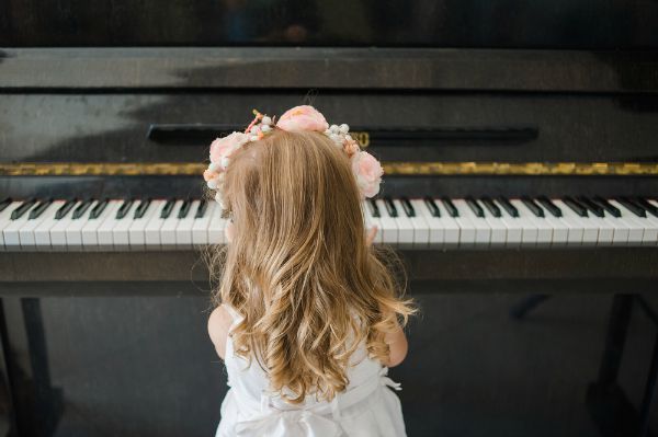 bambina-pianoforte