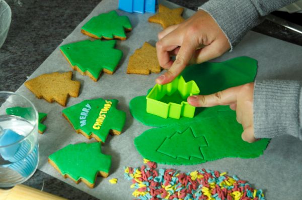 Come fare i biscotti albero di Natale con pasta di zucchero con i bambini