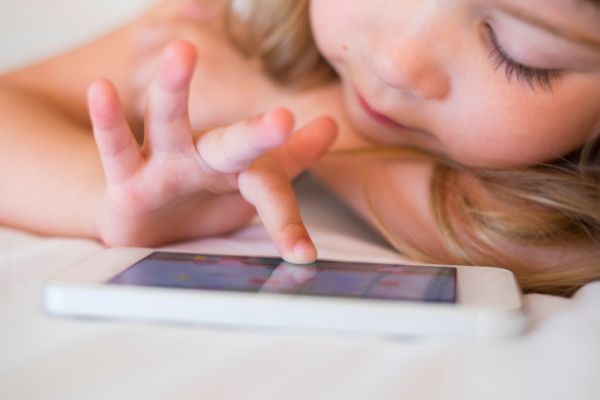 Bambini e cellulare, il Manifesto della comunicazione non ostile per bambini dai 3 ai 7 anni