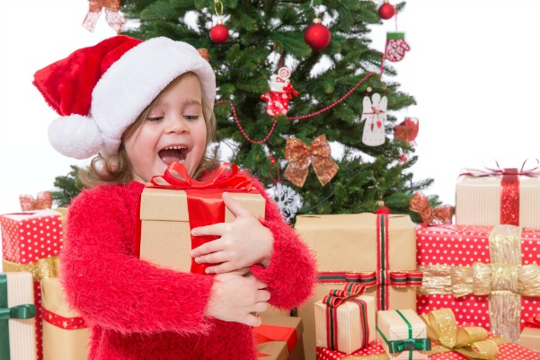 Natale, il decalogo per la scelta del regalo sicuro per i bambini