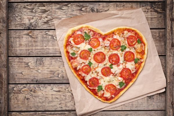 Pizza a forma di cuore preparare bambini