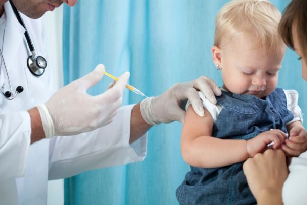 Bambini super vaccinati, il libro che aiuta a fare scelta consapevole