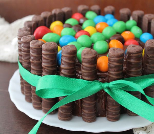 Torta di compleanno per bambini con gli smarties