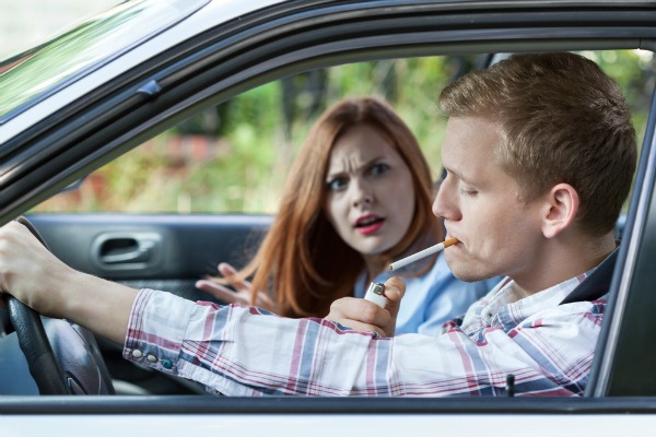Vietato fumare in macchina se ci sono minori: decreto in vigore da oggi