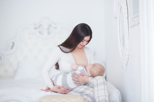Latte materno, ecco i vantaggi legati alla sua somministrazione