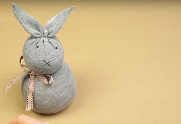 Come fare un coniglietto per Pasqua con un calzino (VIDEO)
