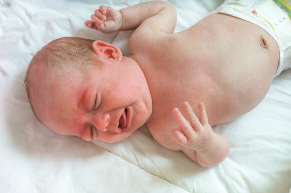 Sindrome del bambino scosso, quando perdere la pazienza può causare la morte del neonato