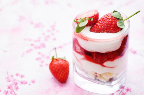 Dolce con fragole e panna e savoiardi per la Festa della Mamma