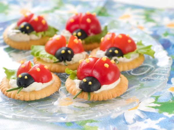 Tartine coccinella per l'antipasto dei bambini