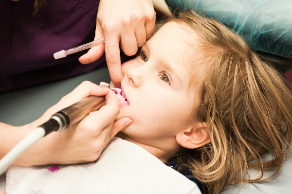 Salute dei bambini: le cure del dentista sono meno dolorose