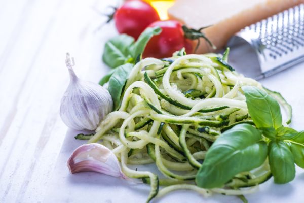 Spaghetti di zucchine e pomodorini per il pranzo dei bambini