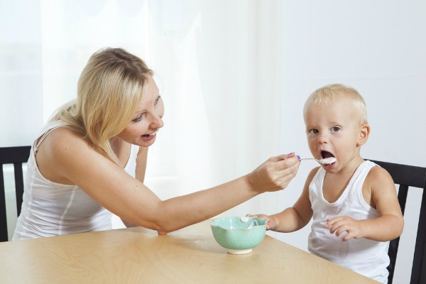 Allergie alimentari nei bambini: si prevengono con frutta e crusca la mattina