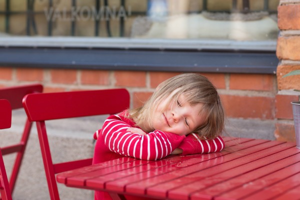 I bambini che dormono poco sono più irrequieti e a rischio dipendenze