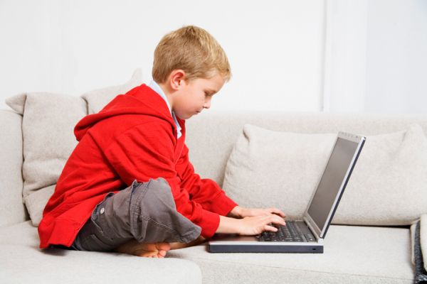 Bambini e computer: rischi per la postura e gli occhi
