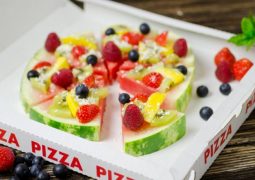 Pizza di anguria alla frutta per i bambini